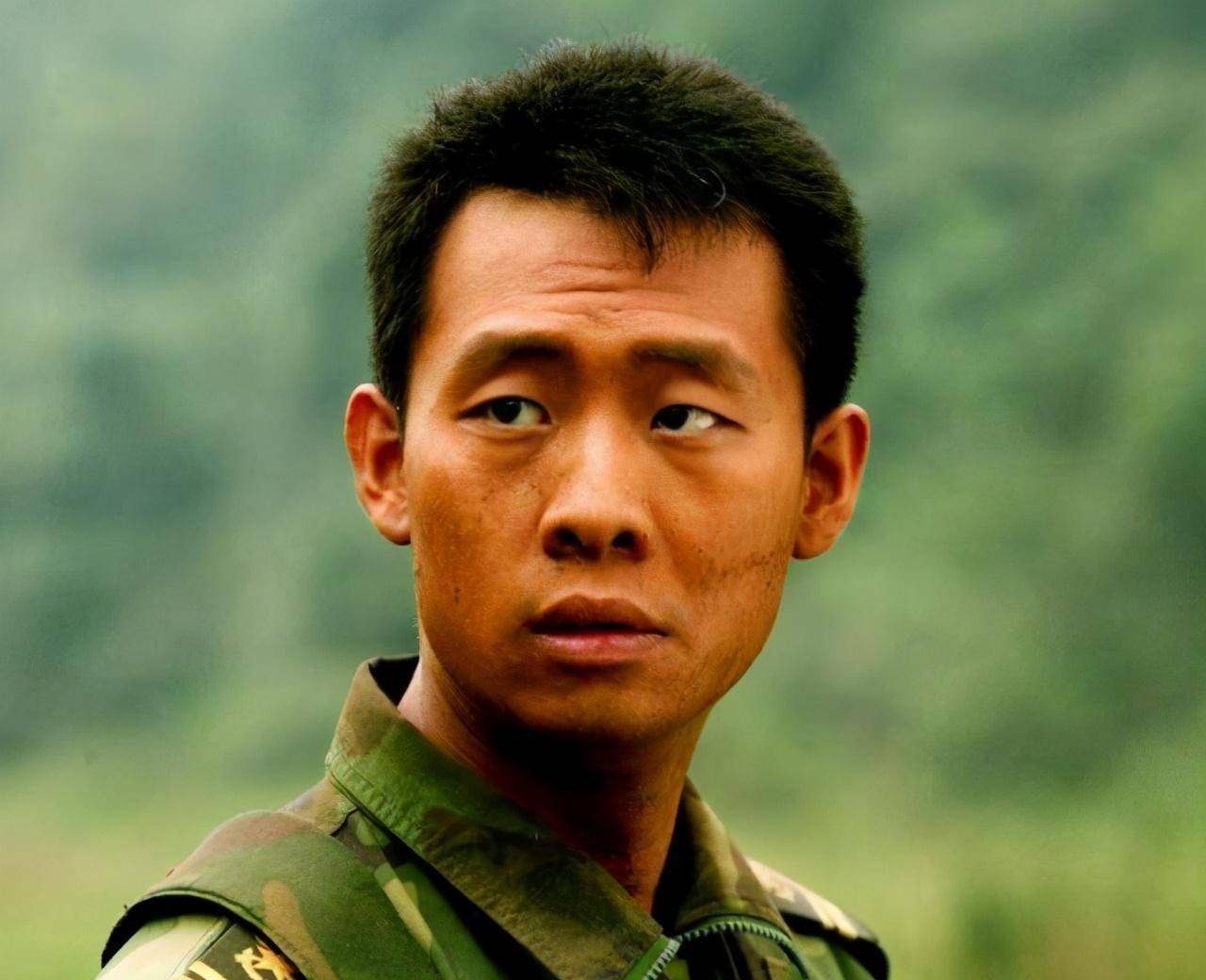 都说《士兵突击》是王宝强的转折点,但它也是张译的转折点,他拿着3000