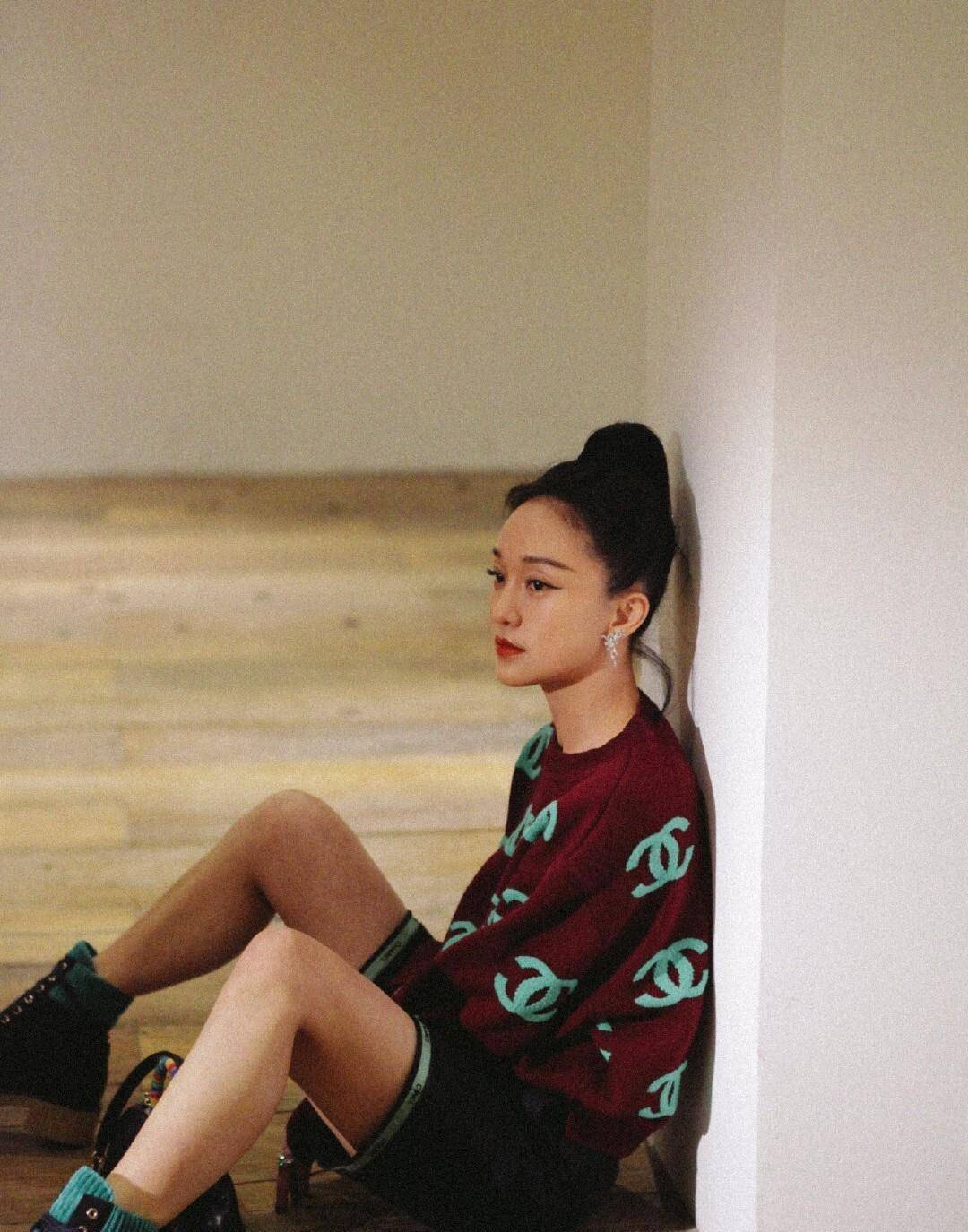 "热心市民周女士"认真营业真美,穿搭简约大气,还是精灵般女神_周迅