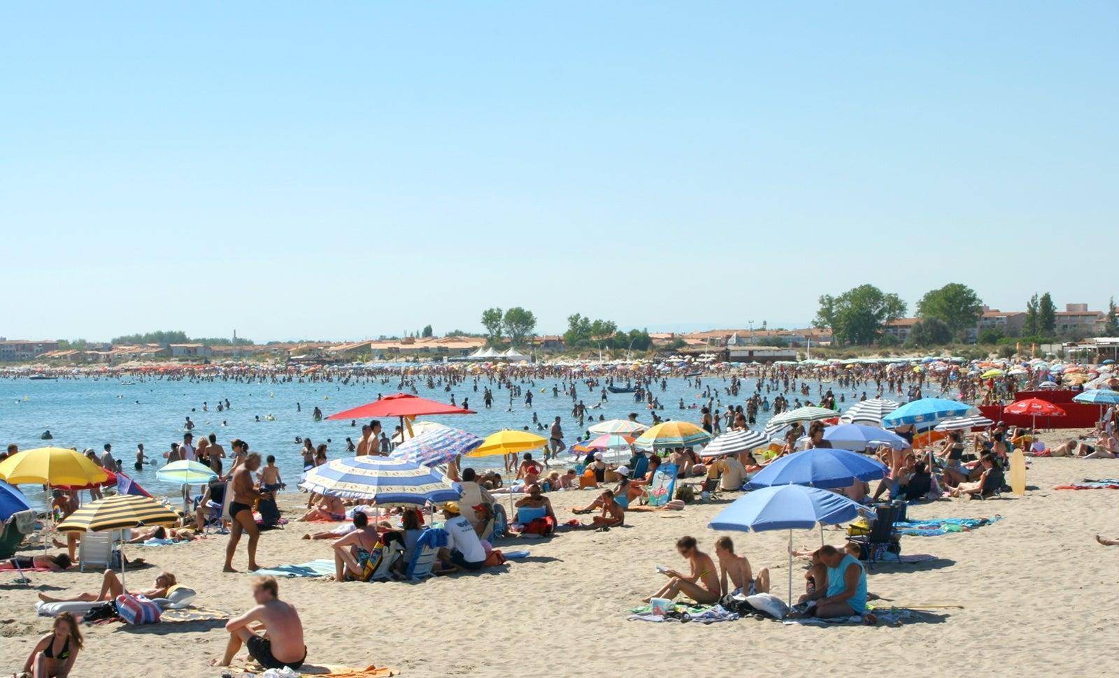 不穿衣服的"裸体"小镇:男女必须赤诚相见,且禁止单身男子参观