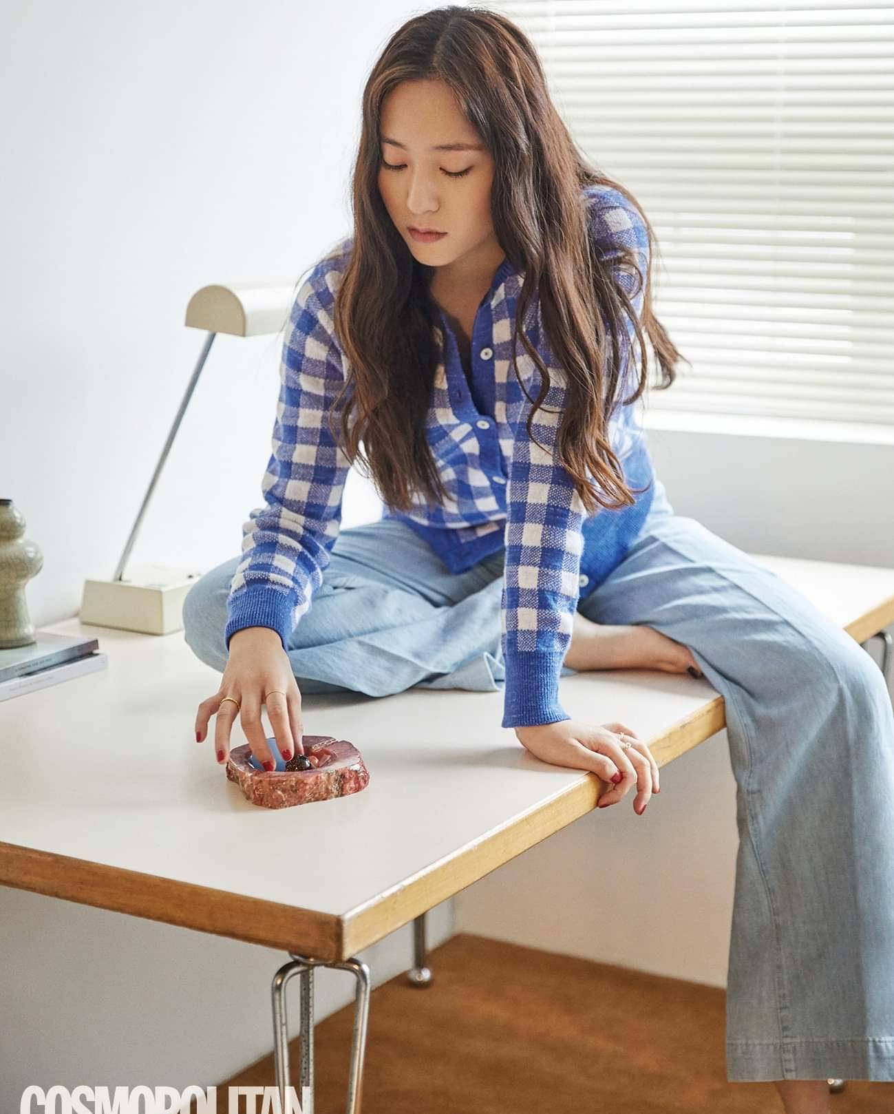郑秀晶最新造型来袭,穿白色西装气场全开,简约装扮难掩女神风采_网友