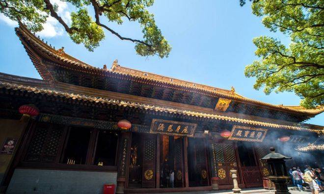 普济寺东首文殊殿,供奉应化于五台山的文殊菩萨,文殊是掌管智慧的菩萨