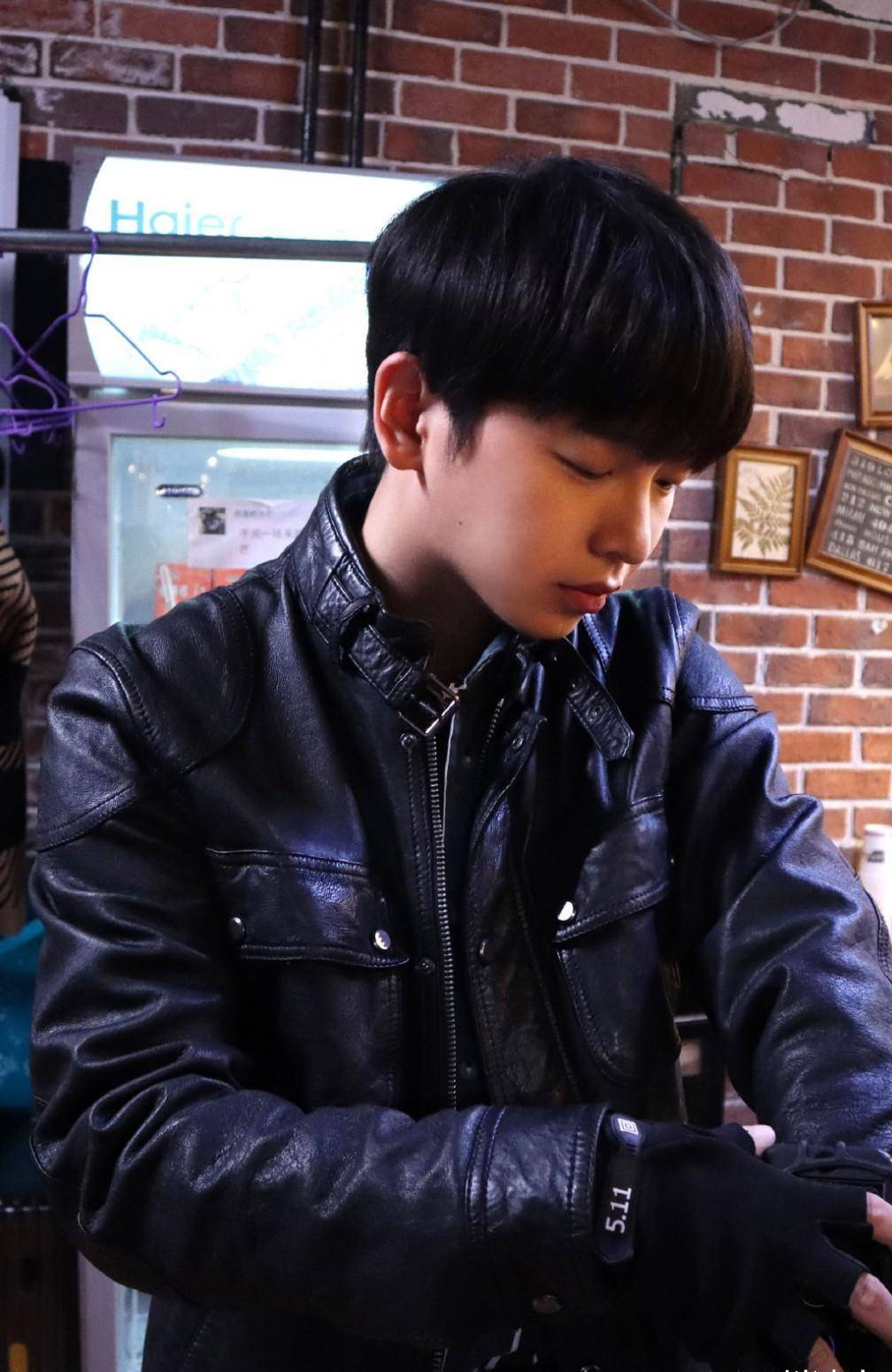 他因《向往的生活》成功圈粉,今穿黑色皮夹克,配蘑菇头帅气十足_彭昱
