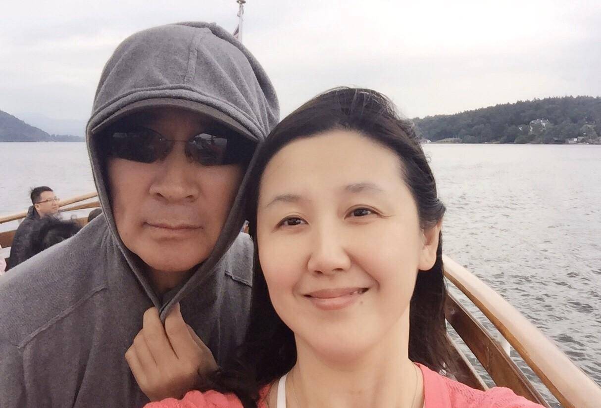 看寇振海和妻子李婷的合影,看上去44岁的李婷还没有65岁的寇振海更不