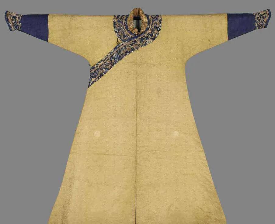 服是专供皇帝出行骑马或者69打猎69时所用的服装,一般由行褂,行袍