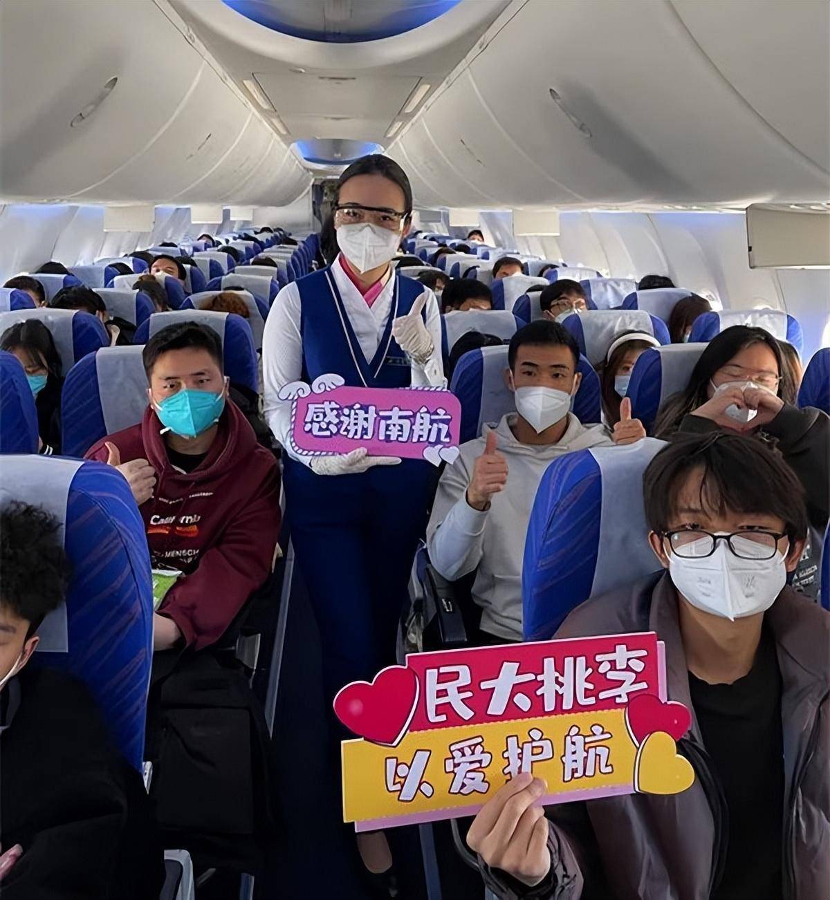 维护各乘车点的上车秩序引导学生保持间距和佩戴口罩