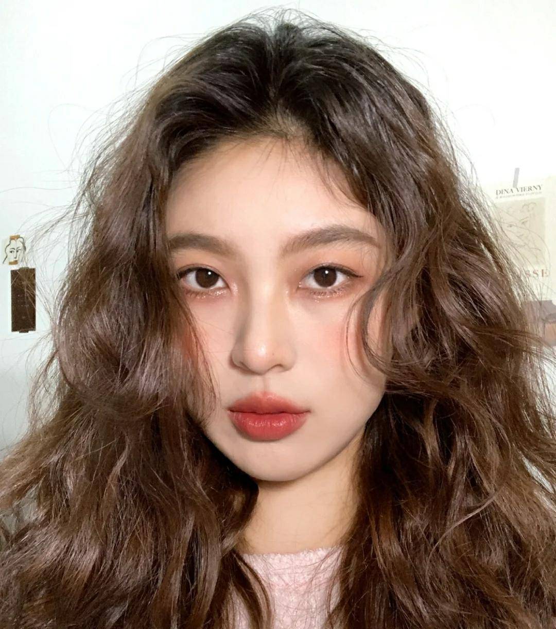 发型选不好显脸大张子枫利落短发杨幂法式大波浪秒变都市丽人