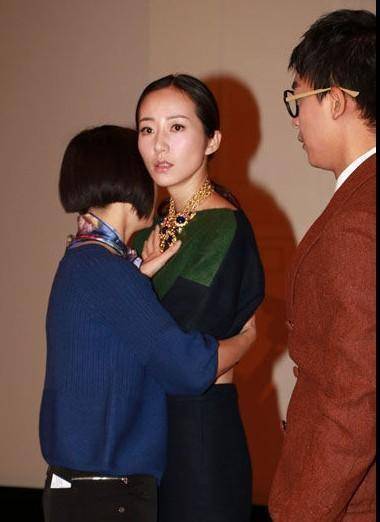 吉克隽逸被男子尾随拍肩,男性朋友张玮不合时宜开玩笑合适吗?