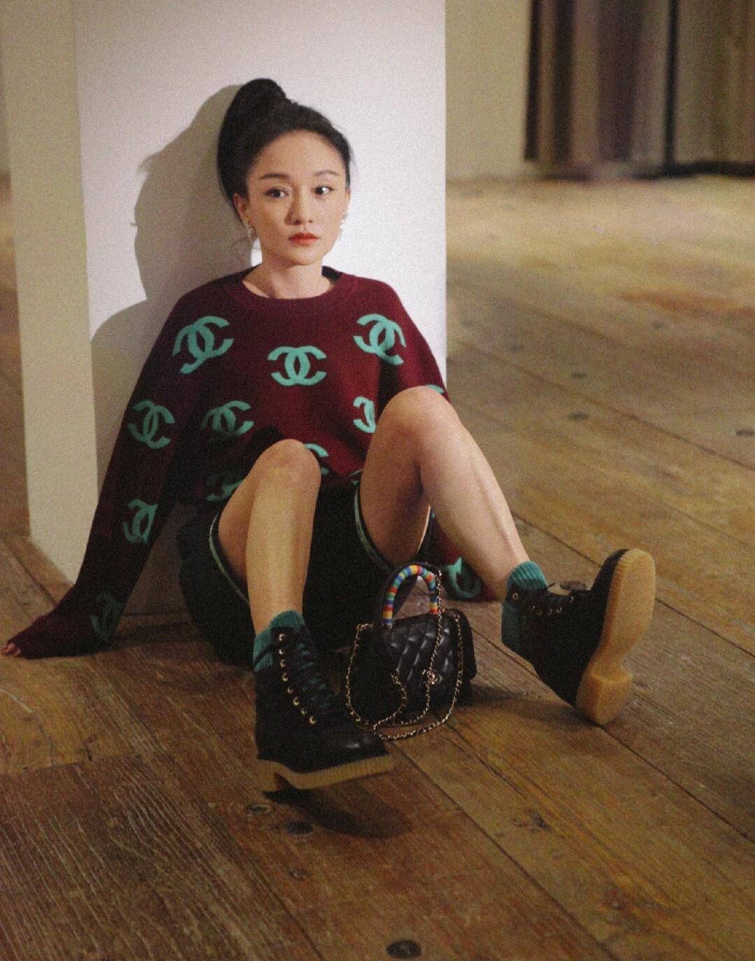 "热心市民周女士"认真营业真美,穿搭简约大气,还是精灵般女神_周迅