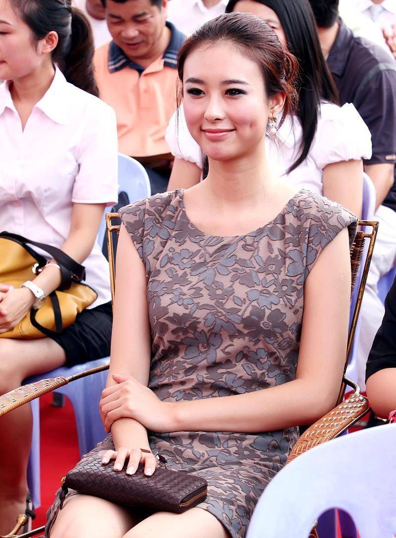 翟凌拥有非常好的身材比例,特别是一双迷人的大长腿,显得非常曼妙多姿