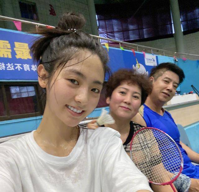 邢菲分享运动照片,素颜出镜状态一目了然,怼脸镜头被粉丝夸赞_锻炼