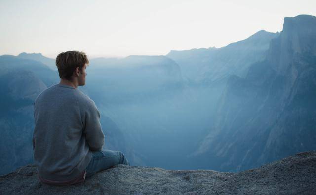 心理学:人到中年,"少说话"是心智成熟最重要表现_生活_夫妻_男人