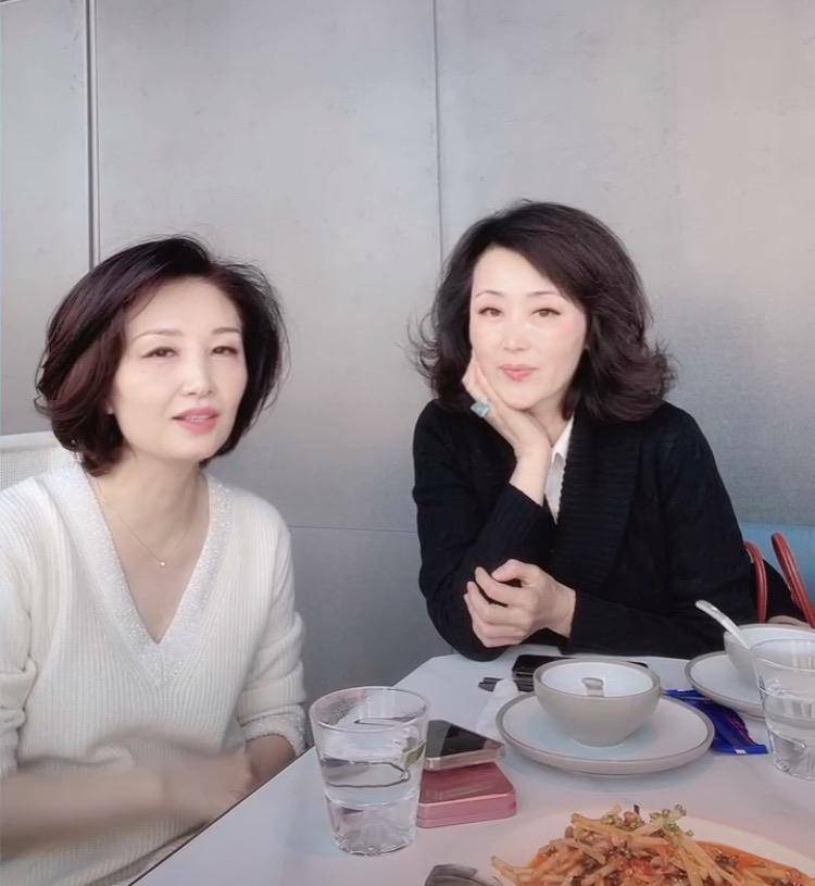 张兰闺蜜穿粉斗篷,小围巾绑成"蝴蝶结"气质高贵_衣服_感觉_颜色