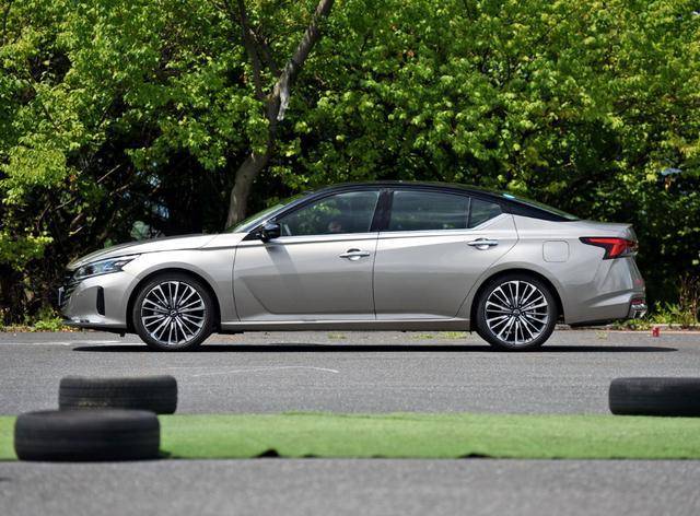 全新外观内饰搭配可变压缩比发动机,2023款日产天籁上市!