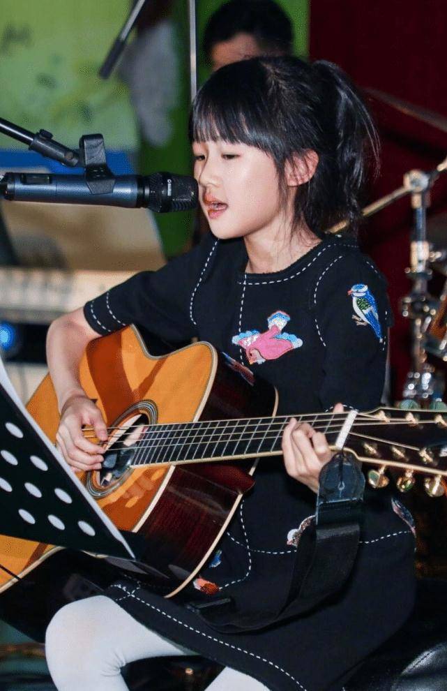 贝儿本名叫做陆雨萱,她是演员陆毅的女儿,曾经因为参加了《爸爸去哪儿