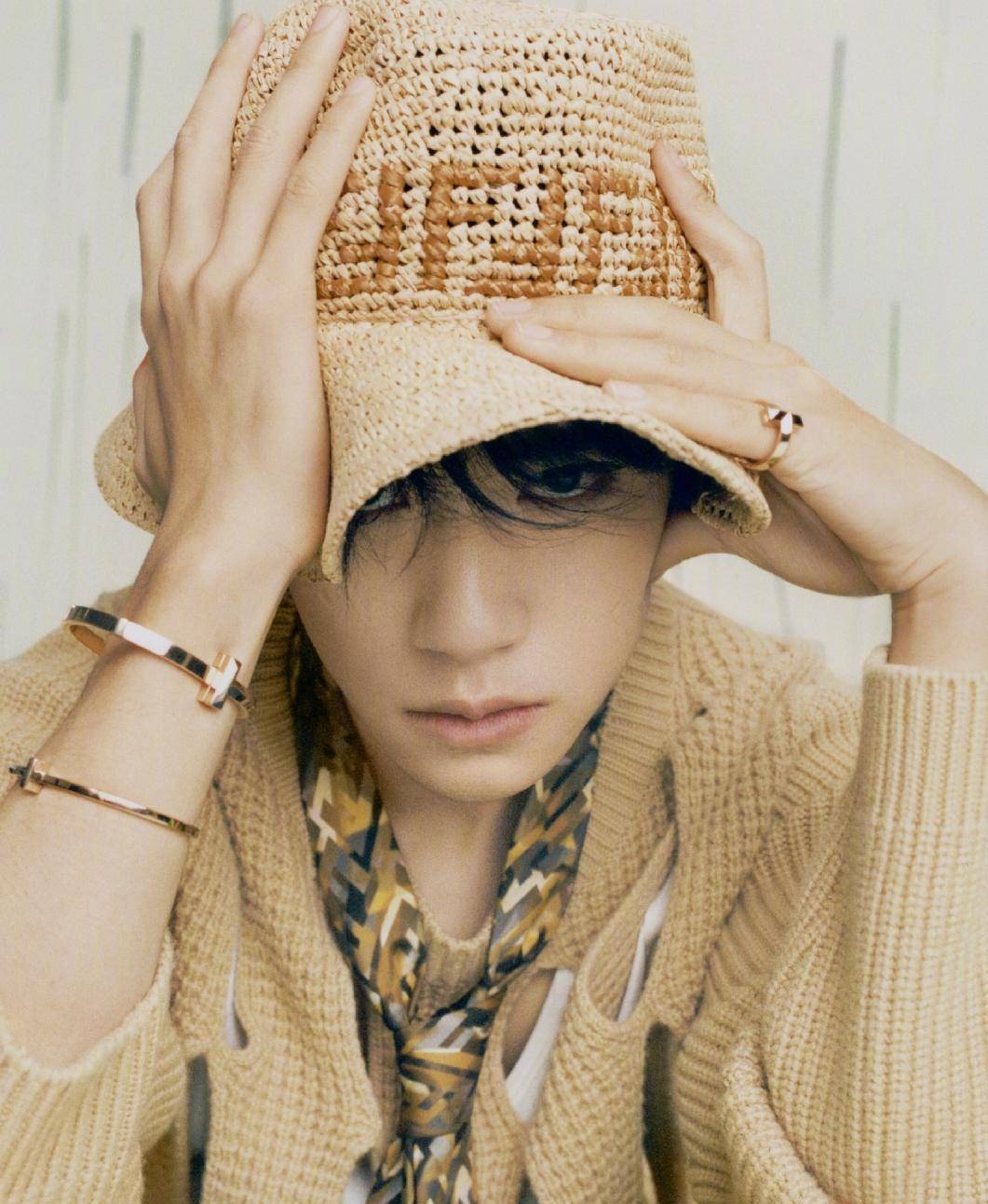 易烊千玺又帅出新高度,棕色毛衣配渔夫帽,温柔气质挡不住_时尚_造型