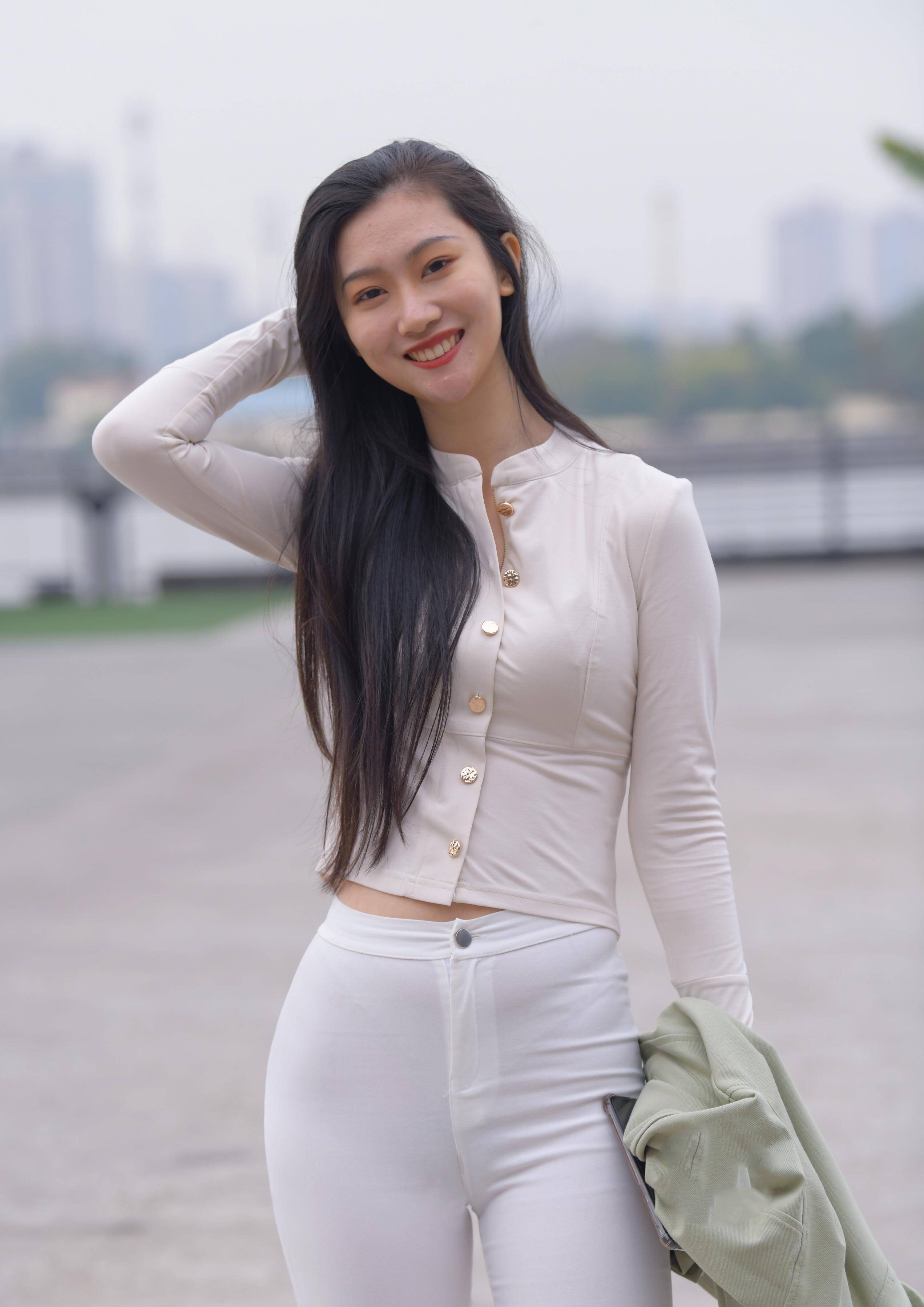 白色紧身休闲裤,完美的身材搭配迷人的装扮,莫名的心跳感_裤子_时尚