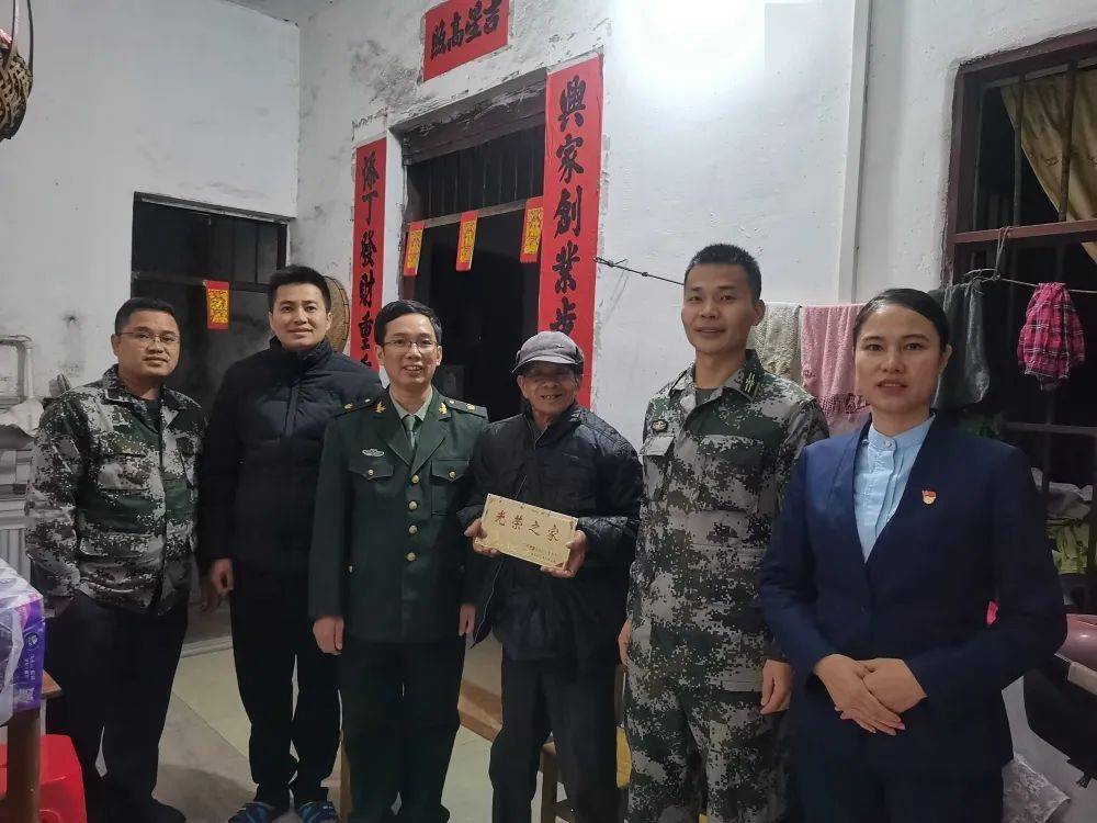 在今年被评为"四有"优秀士兵的家中,镇党委书记马天宝和工作人员为