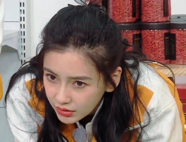 杨颖与郑恺脸贴脸"咬耳朵",男方碰腿示意有镜头,小动作太甜了_baby