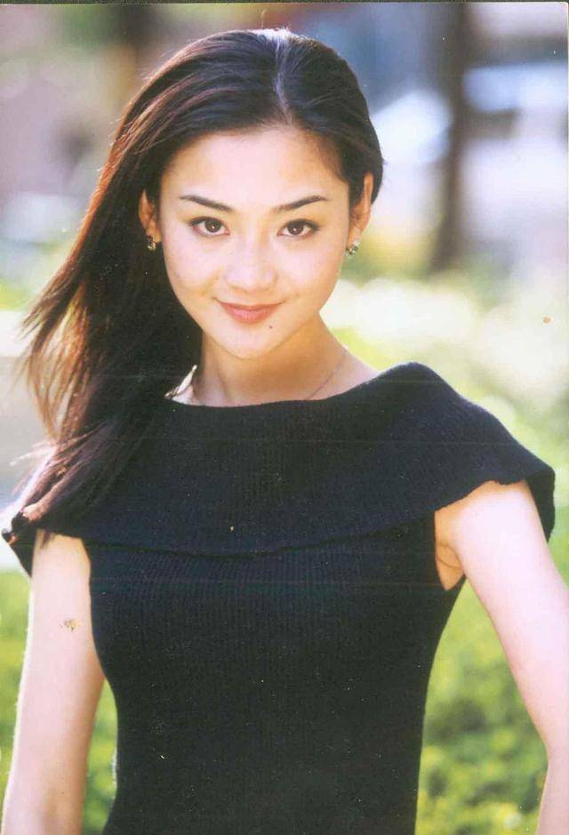 星探发掘进入演艺圈林青霞出生于1954年,她不但是一个台湾电影女演员