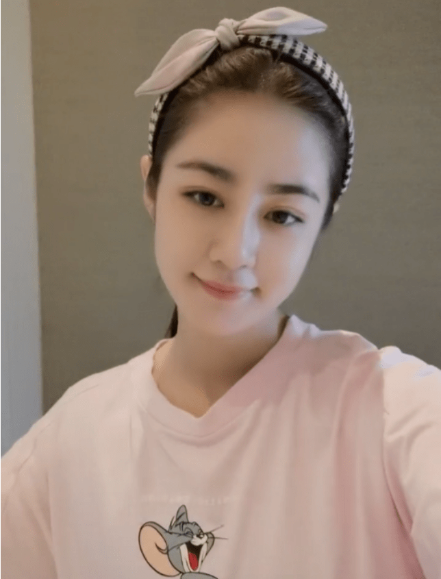 发文称互不打扰祝安好,出镜时皱眉头感慨多_毕畅_视频_因为