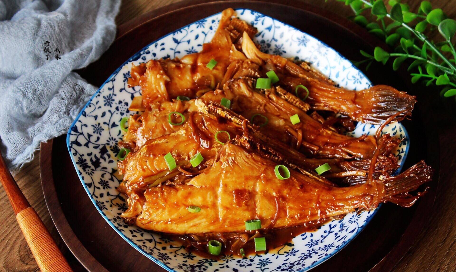 今天给大家推荐的一道家常菜是红烧带皮鱼,又名马面鱼,橡皮鱼,带皮鱼