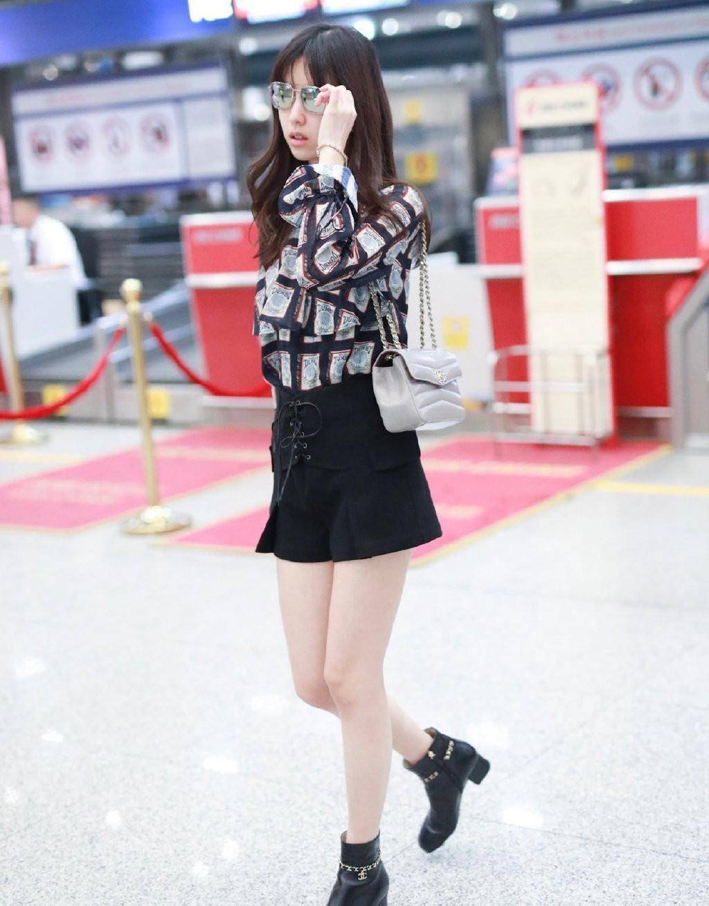 陈都灵身高168,还穿超短裤配黑色短靴,机场秀美腿赚足了眼球_少女
