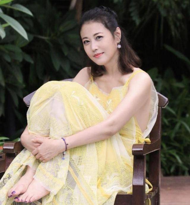 54岁周海媚穿黄色长裙配丸子头,惊艳粉丝,说是少女也不过分_因为_角色