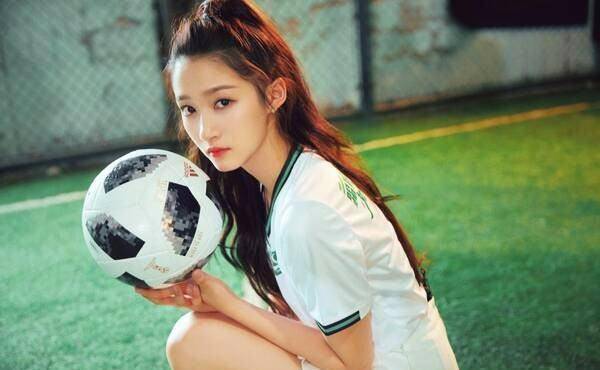 关晓彤荧光绿卫衣搭配健美裤,为何能穿出男友力_一身_身材_身高