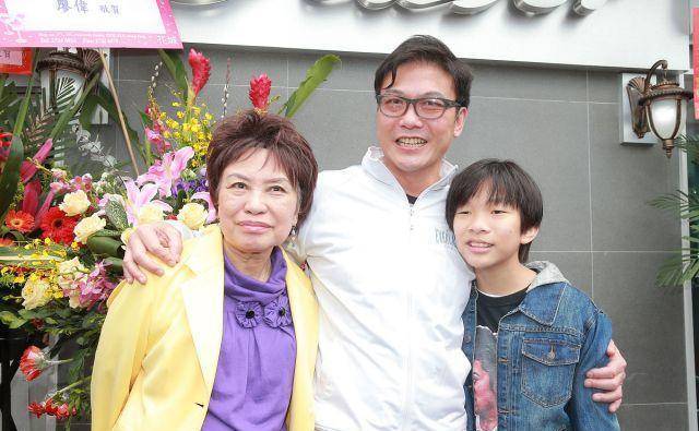 林建明对于余慕莲入院一事表示知情:"我知道她进了医院,我一直有联络