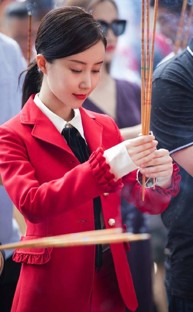 攻气十足!舒畅一身红色西装亮相干练时髦网友:美的不像话