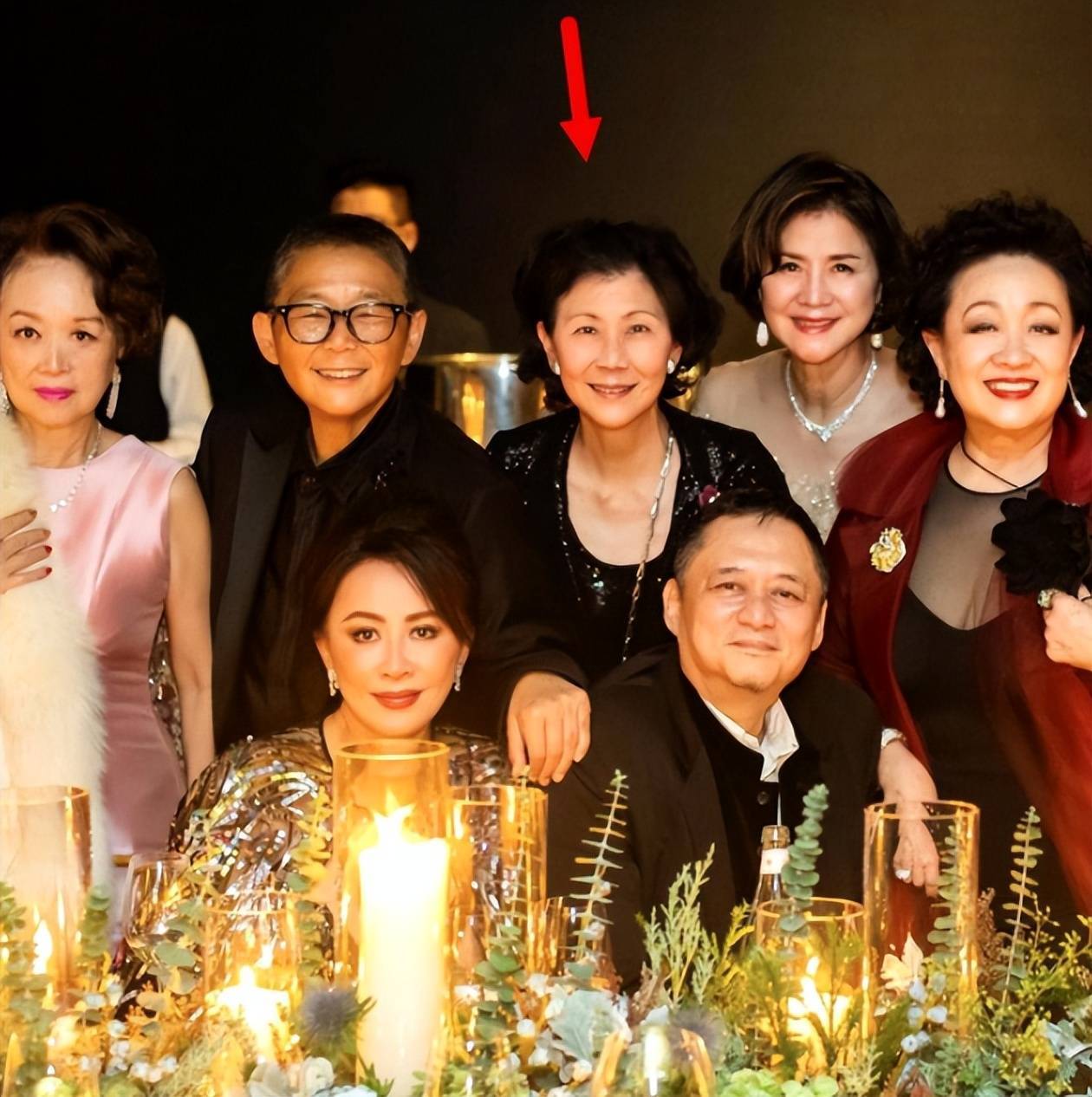 周凯旋罕见参加豪门聚会,李嘉诚却没有陪同,两个人关系十分微妙_香港