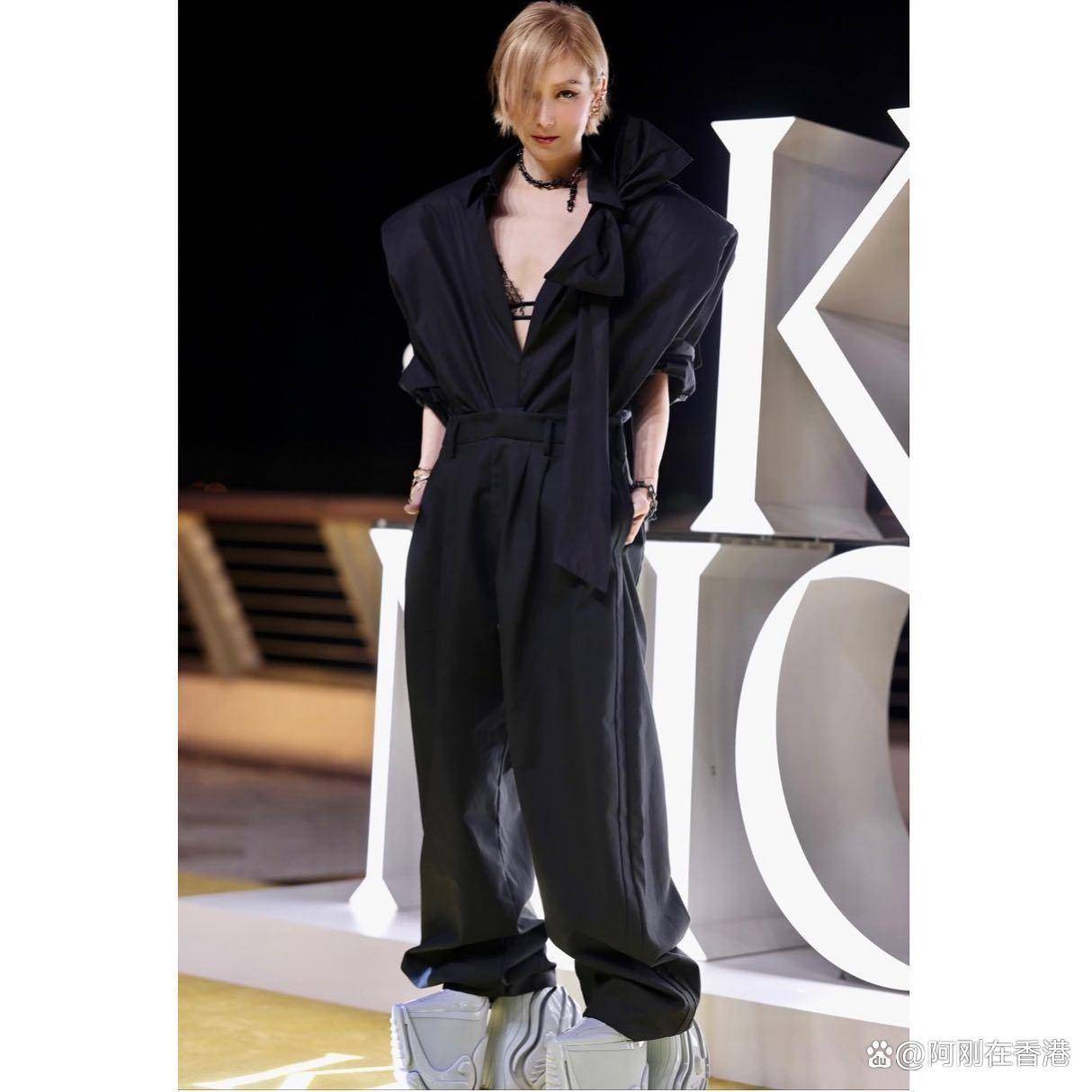 「乐坛天后」郑秀文中空男装造型搭配50cm无敌松糕鞋,太霸气了_gf