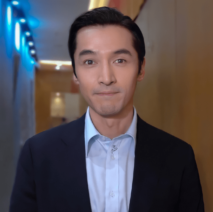 胡歌晒清奇自拍像极200斤大胖子!