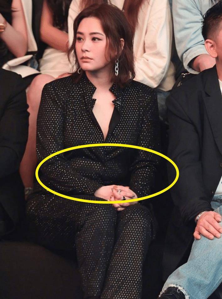 看到阿娇这一张走下秀场时的生图,觉得阿娇发福后完全暴露了身材缺点