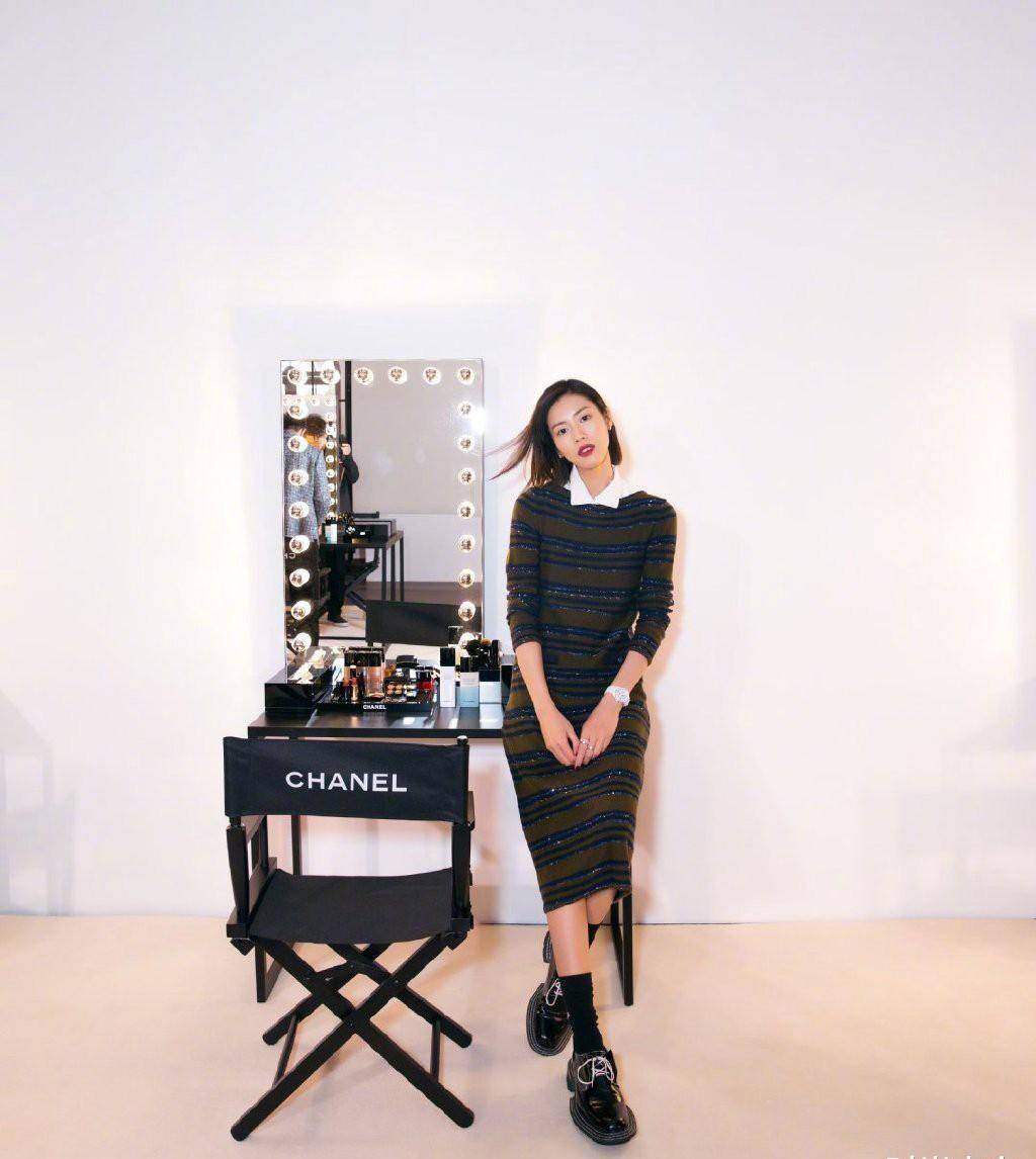 她是现役"国模第一",今穿工装衬衫配直筒裤,站大街上帅气十足_刘雯