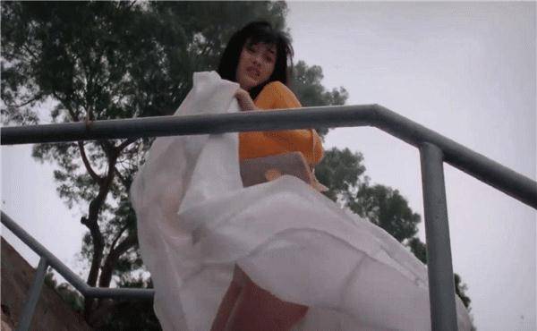 我们的这位女明星跟周星驰合作了一部很有名的电影,叫做《师兄撞鬼》