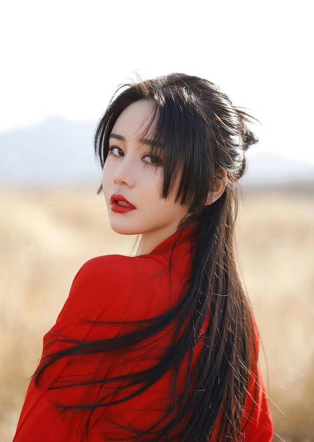 "盼兮"文咏珊发美照,感谢粉丝相伴,枫叶裙鱼骨辫造型减龄!