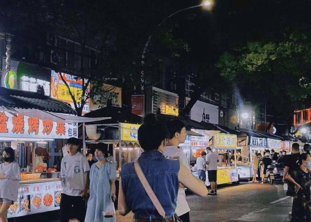 除了振兴路夜市外,白云街道杨家夜市已于5日晚开放,五马塘夜市6日起