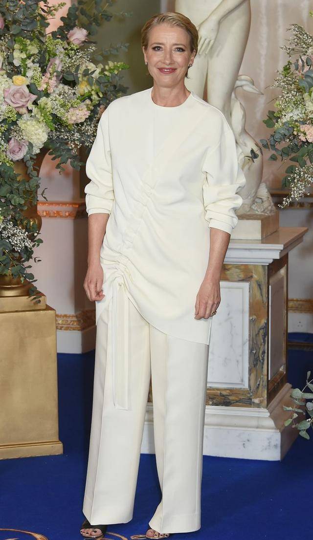 61岁艾玛·汤普森魅力依然,不被年龄定义的美,源自丰富内心和优雅气质