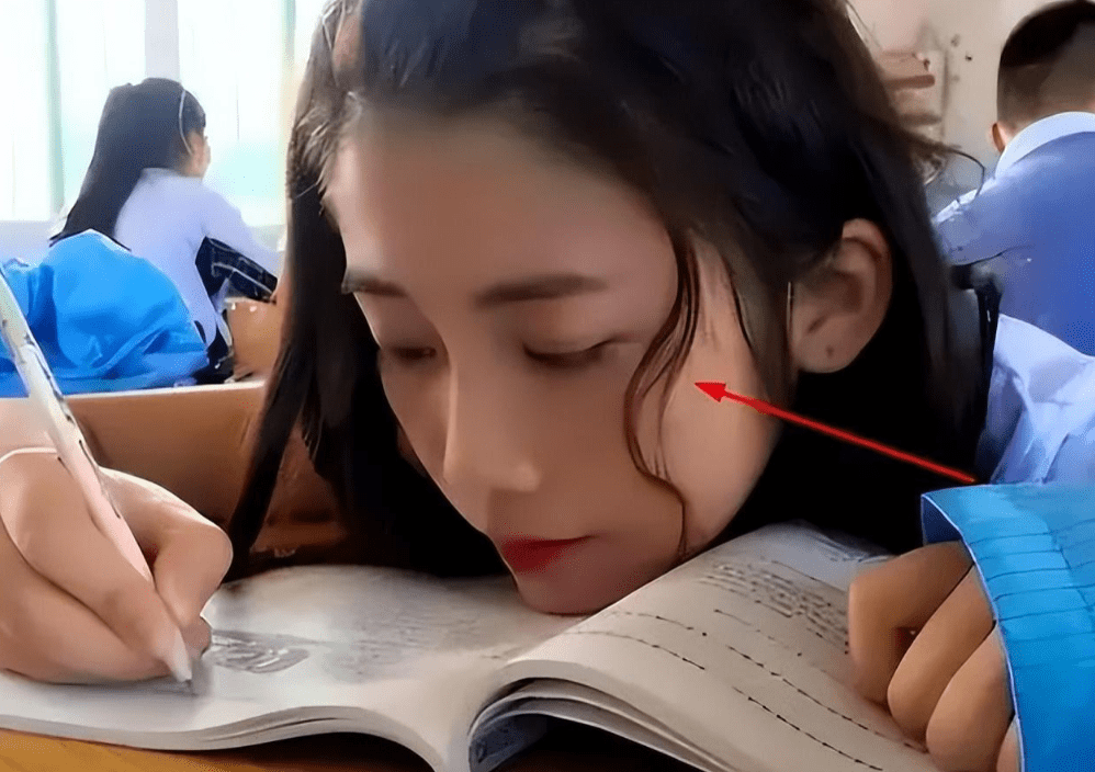 "鲶鱼须"和宽袍大袄成标配,家长看后直皱眉_个性_教育_叛逆