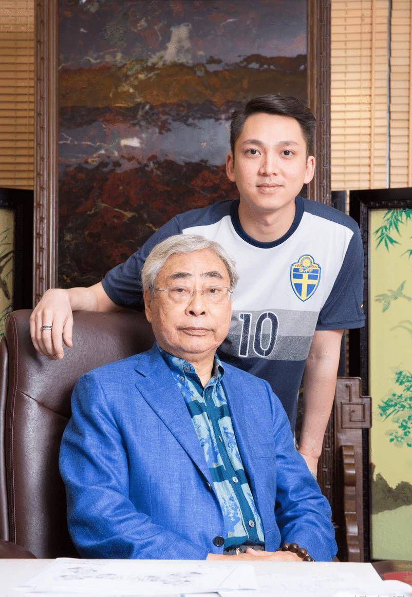 同年10月,罗彩玲的"裙下之臣"换人,被拍到跟林建名的儿子林孝信看电影