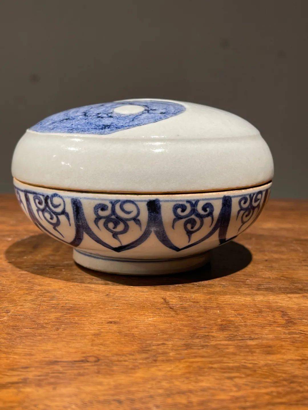 用之美— 清新淡雅的文人瓷器 ▎朝鲜青花太极纹捧盒_李朝_白釉_造型