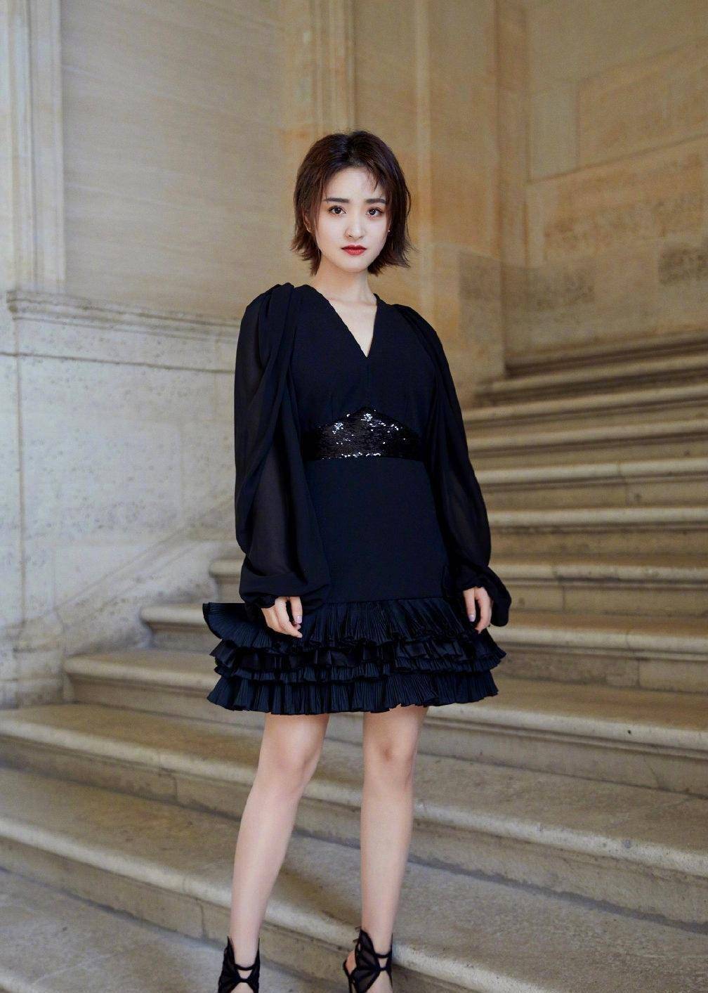 沈月气场不容小觑,穿衬衫裙配8厘米高跟鞋,凹造型高级感满满_身材