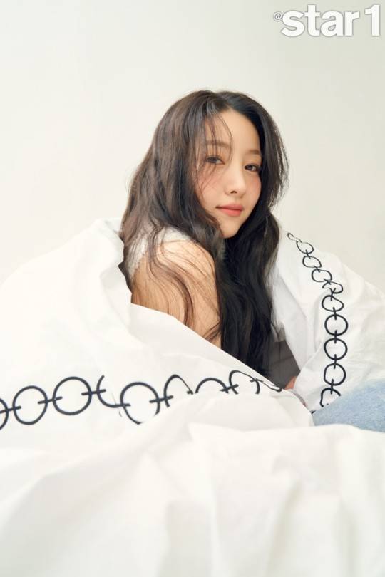 gfriend原成员金素媛画报曝光 被窝里展现慵懒氛围感!