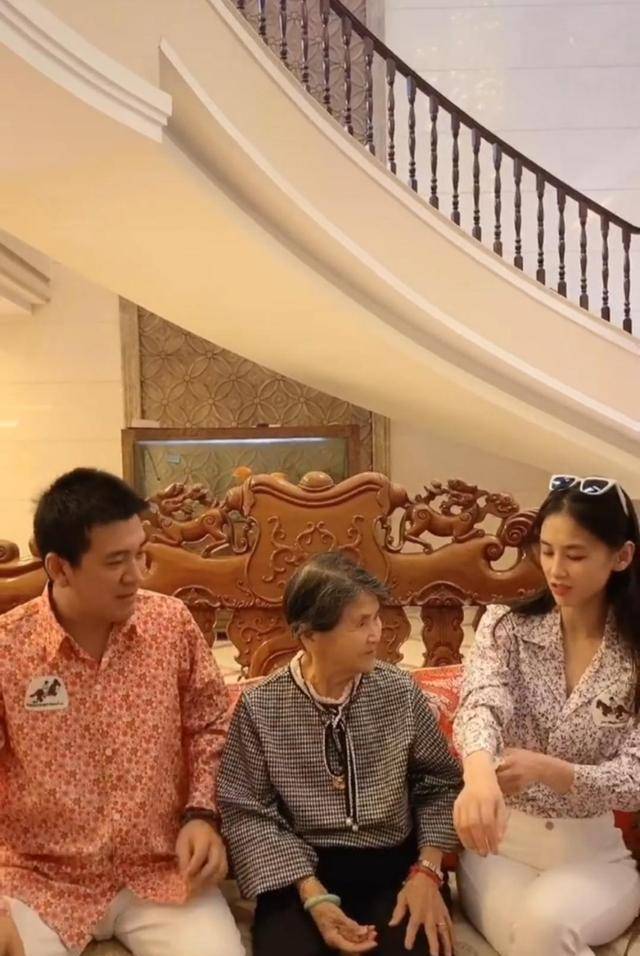 满脸骄傲慈祥,豪宅内景抢镜_杨子_妈妈_视频