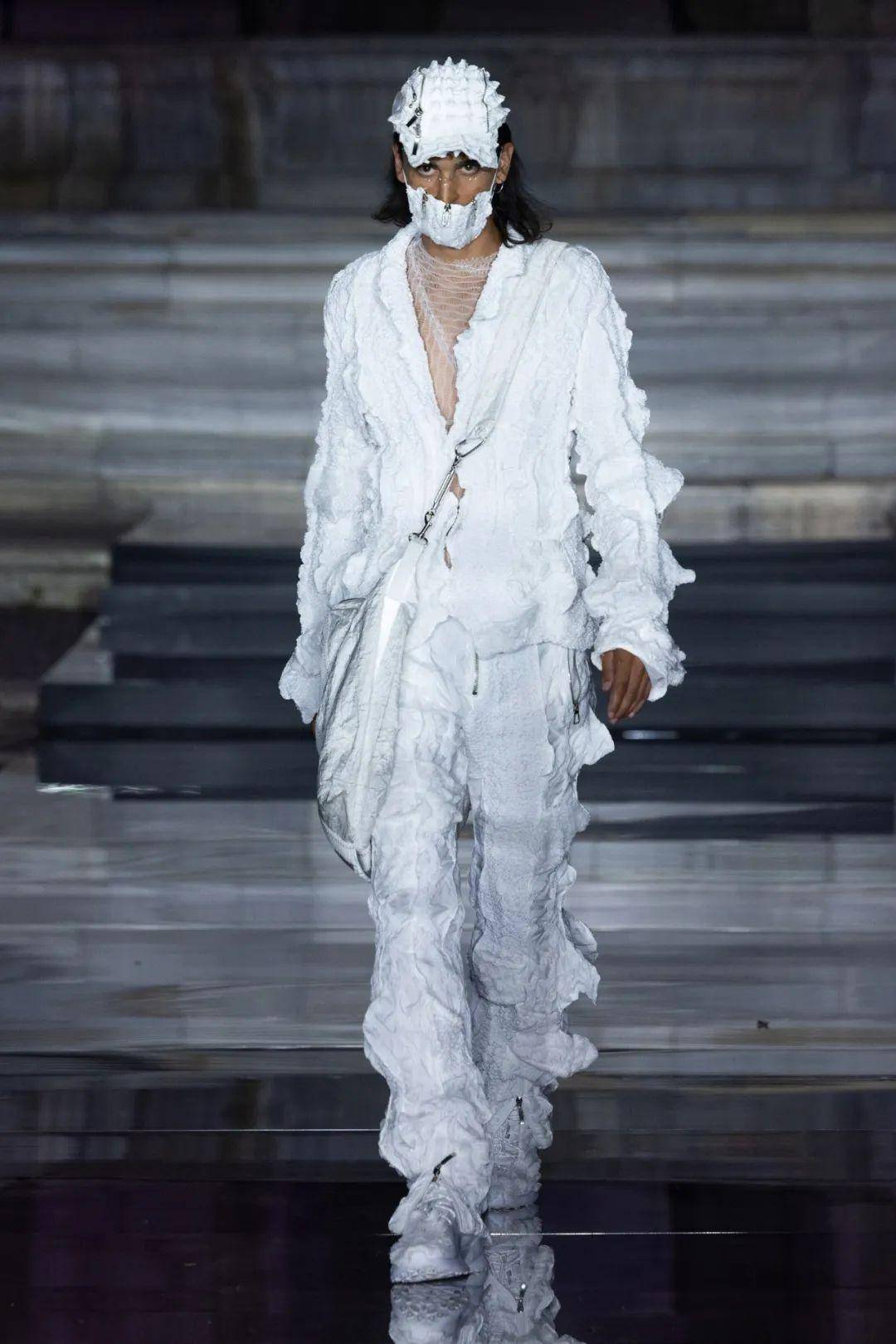 未来主义的材料来制作衣服,独一无二的先锋设计师品牌_koo_服装_系列