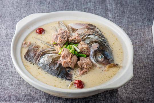 寒冷的冬季来上一碗鱼羊汤,暖身又暖心._鱼汤_小时候_美食