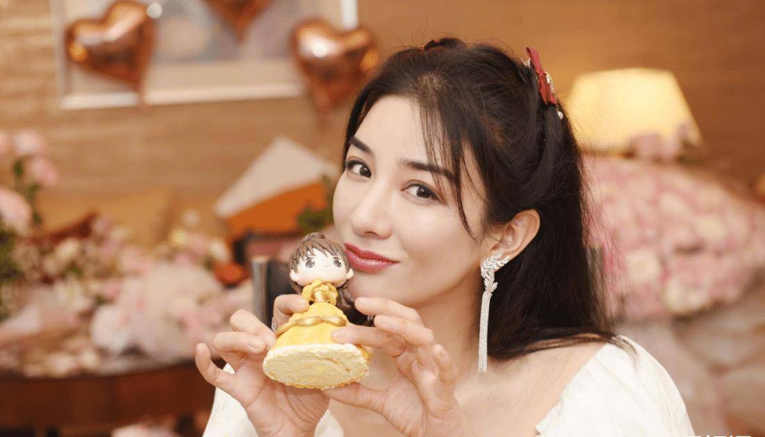 黄奕大方晒生日照,身穿白色礼服坐在花中,这状态哪里像是44岁?