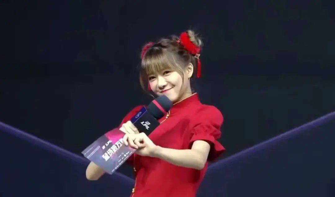 lpl主持骆歆晒美照,不料衣服穿反,登上热搜,引发网友热议_时候_pose