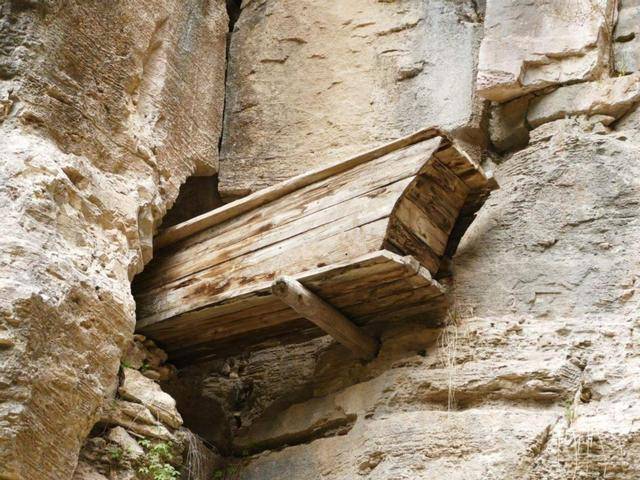 山西宁武有"诡异"悬棺,游人可以从棺体的缝隙,窥视到内部?
